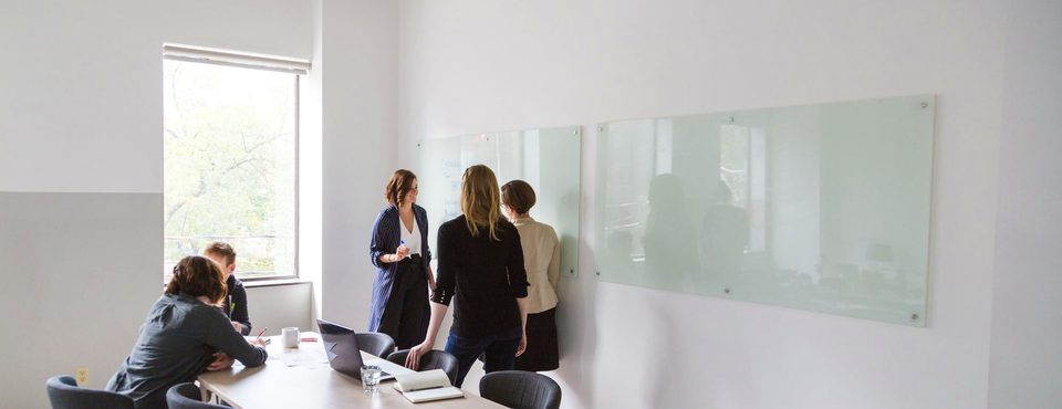 Equipo de trabajo en una oficina